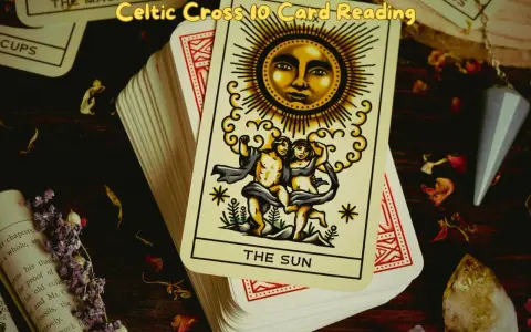 Karty tarota, w tym Słońce, ułożone do odczytu krzyż celtycki tarot.