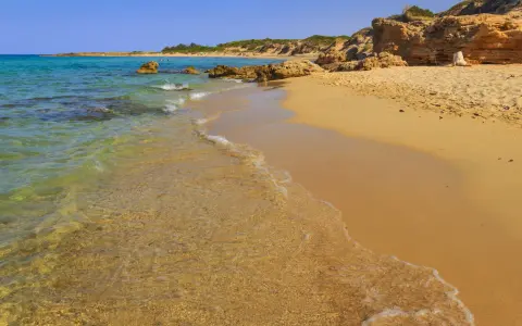 Spiagge libere in Puglia: sabbia dorata, acque cristalline e scogliere naturali. Un angolo di paradiso per godersi il sole e il mare.