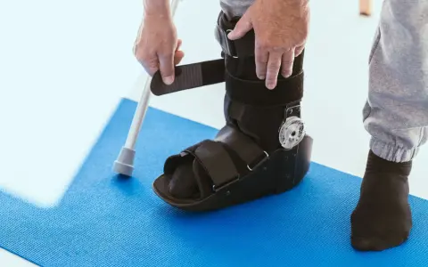 Con il tutore alla caviglia si può camminare, aiutandosi con un bastone. La riabilitazione è un percorso, ma con il giusto supporto si torna in piedi.