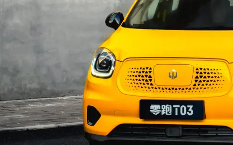 El llamativo Leapmotor T03 amarillo, con su distintivo frontal y logo, listo para la aventura urbana.