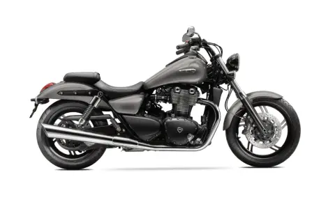 Szary motocykl Triumph z chromowanymi elementami i dwucylindrowym silnikiem. Idealny na długie trasy i miejskie przejażdżki.