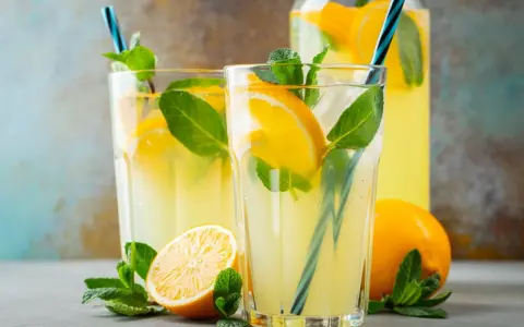 Orzeźwiająca lemoniada z cytryną i miętą, idealna na lato. Ten przepis na lemoniadę zachwyci każdego!