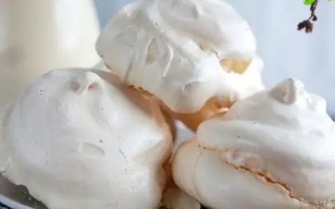 Delicados merengues italianos, esponjosos y blancos, listos para endulzar cualquier momento.