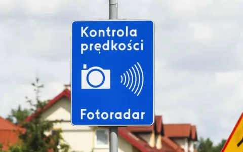 Niebieski znak informuje o kontroli prędkości. Fotoradar łapie kierowców przekraczających dozwoloną prędkość.