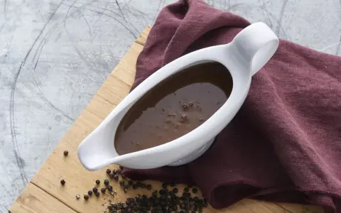 En vit såsslev fylld med mustig brunsås, redo att förhöja din middag. Ett perfekt brunsås recept för alla tillfällen.