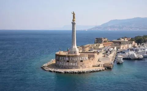 Il terminal crociere Messina con la statua dorata del Redentore che benedice la città.