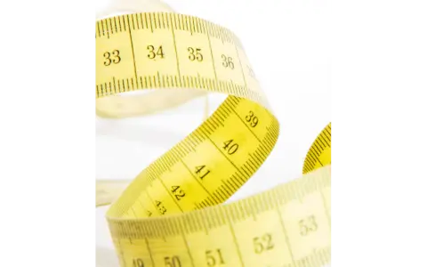 Cinta métrica amarilla con números. Ideal para medir la talla niña 2 años.