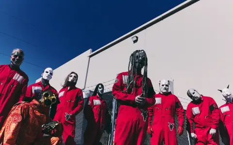 Zespół Slipknot w czerwonych kombinezonach i maskach, gotowy na premierę **slipknot new album**.