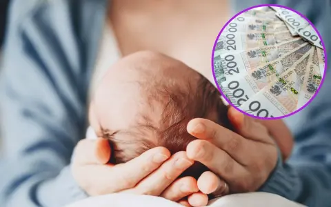 Dłoń trzymająca główkę niemowlęcia, w tle okrąg z polskimi banknotami 200 zł.