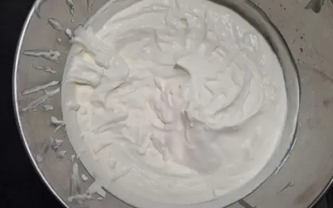 Crème diplomate mascarpone onctueuse dans un bol en métal, prête à garnir un dessert.
