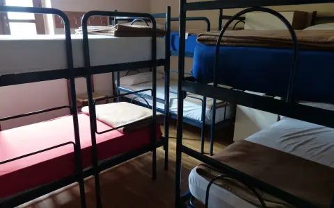 Tanie noclegi za granicą: Jak oszczędzać bez utraty komfortu?