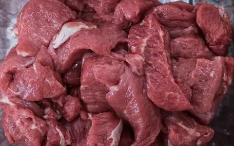 Gros morceaux de viande rouge crue, prêts pour une ration barf chien. Une alimentation naturelle pour votre compagnon.