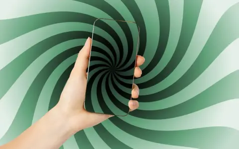 Main d'une personne tenant un smartphone avec un fond tourbillonnant vert et noir. Le téléphone affiche un motif de spirale hypnotique, comme un scroller def.