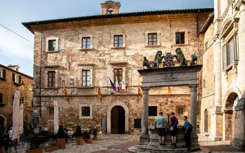 Piazza del Popolo a Montepulciano: cosa vedere? La fontana con i leoni e lo stemma mediceo, edifici storici e un'atmosfera incantevole.