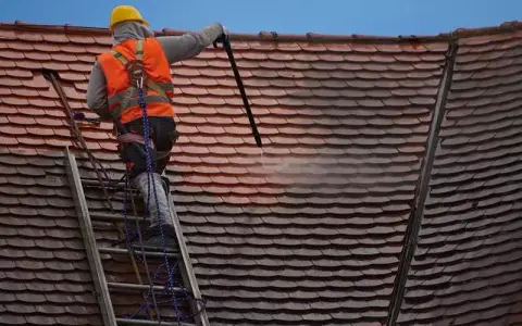 Ile kosztuje mycie dachu? Sprawdź ceny i ukryte koszty usług