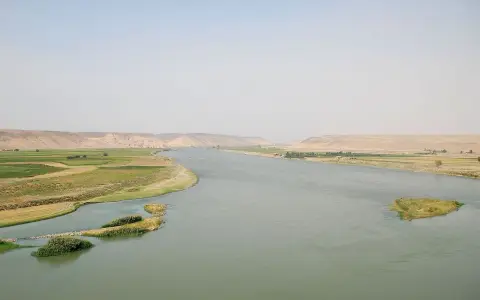 El río Éufrates serpentea entre fértiles campos verdes y áridas colinas.