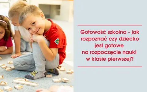 Uśmiechnięty chłopiec w czerwonej koszulce, gotowy do szkoły, bawi się klockami z innymi dziećmi.