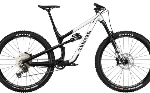 Rower enduro Canyon, gotowy na zjazdy. Pełne zawieszenie, szerokie opony Maxxis i mocne hamulce. Idealny do pokonywania trudnych tras.