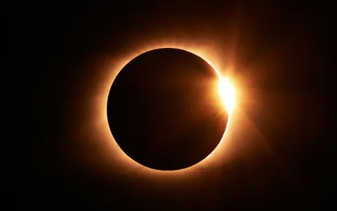 Eclipse solar total, con el sol brillando intensamente alrededor del disco lunar. El **nodo norte y nodo sur** celestes se alinean para este espectáculo.