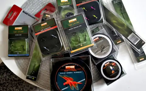 Zestaw akcesoriów karpiowych: żyłka 0.35mm, przypony, haczyki. Idealna żyłka na karpia 20 kg to podstawa udanego połowu.