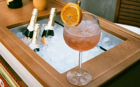 Orzeźwiający Aperol z pomarańczą i butelkami prosecco w lodzie. Idealne, jakie prosecco do aperola?
