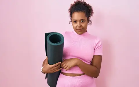 Frau mit Yogamatte fragt sich, warum nehme ich trotz Sport nicht ab.