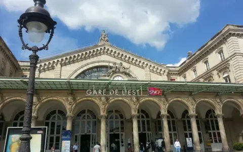 Gare de l'Est w Paryżu, idealne miejsce na rozpoczęcie podróży z **interrail global pass**.