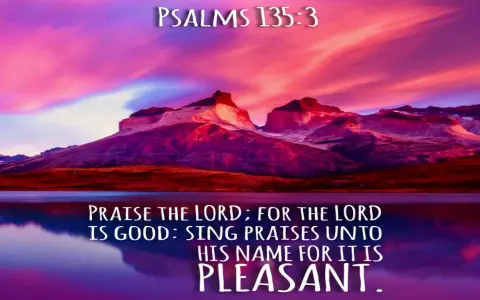 Berglandschaft bei Sonnenuntergang, mit dem Text "PSALMS 135:3" und "PRAISE THE LORD; FOR THE LORD IS GOOD: SING PRAISES UNTO HIS NAME FOR IT IS PLEASANT.