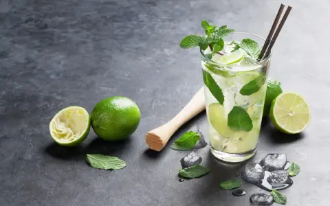 Orzeźwiający mohito drink co zamiast rumu? Limonka, mięta i lód tworzą idealny letni napój.