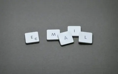 Kafelki z literami E, M, A, I, L układają się w słowo "EMAIL". Zastanawiasz się, jak napisać maila z CV?