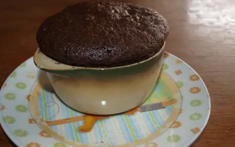 Puszyste ciasto czekoladowe z mikrofali w kubku, na talerzyku z motywem misia.