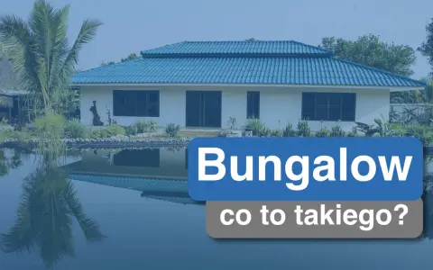 Bungalow co to takiego? Biały dom z niebieskim dachem, otoczony zielenią i stawem, z odbiciem w wodzie.