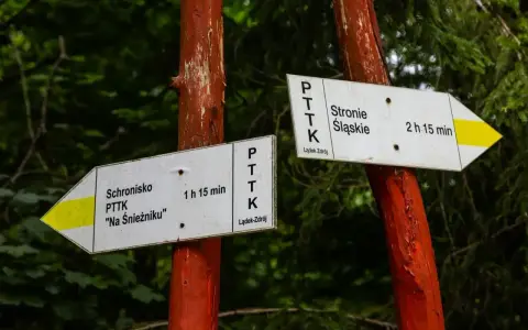 Rozdroże szlaków PTTK. Jeden kieruje do schroniska "Na Śnieżniku" (1h 15 min), drugi do Stronia Śląskiego (2h 15 min). To początek najładniejszy szlak na Śnieżnik!