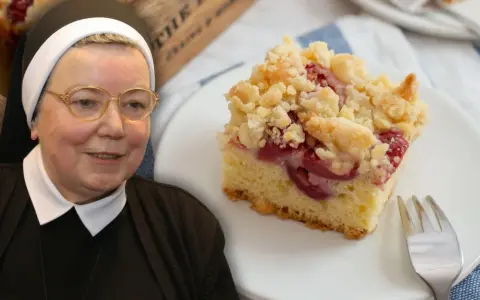 Siostra z uśmiechem prezentuje wilgotne ciasto ucierane ze śliwkami, posypane kruszonką.