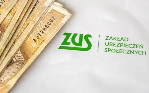 Pieniądze i logo ZUS (Zakład Ubezpieczeń Społecznych).