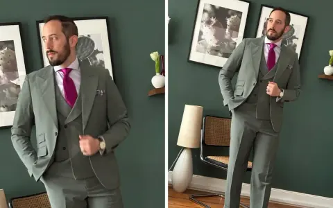 Uomo con abbinamento verde e grigio: completo a tre pezzi, camicia lilla e cravatta fucsia.