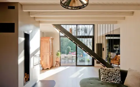 Rénovation d'une maison année 70 : avant, un style désuet ; après, un espace lumineux avec escalier moderne, poêle design et vue sur jardin.