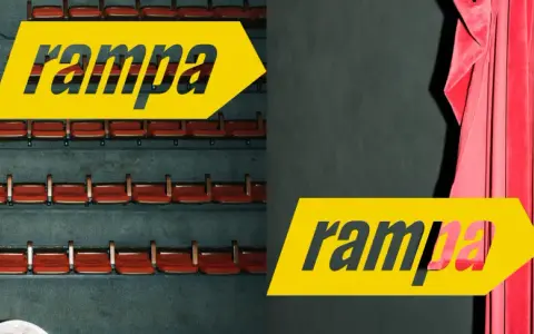 Puste rzędy czerwonych siedzeń w kinie, z żółtym napisem "Rampa" na wschód od Hollywood.
