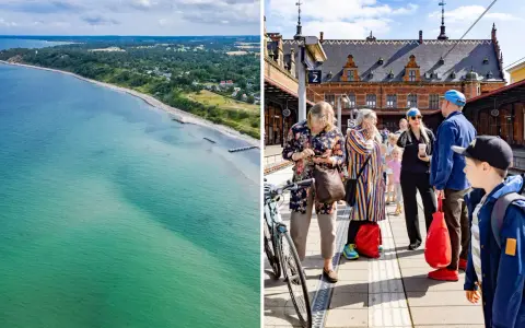 Vacker kustlinje vid havet. Folk väntar på tåg till Danmark vid en gammal stationsbyggnad.