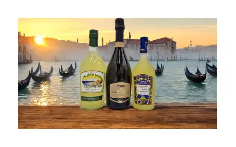Weneckie gondole i zachód słońca tworzą tło dla butelek limoncello i prosecco, idealnych na orzeźwiający limoncello spritz.