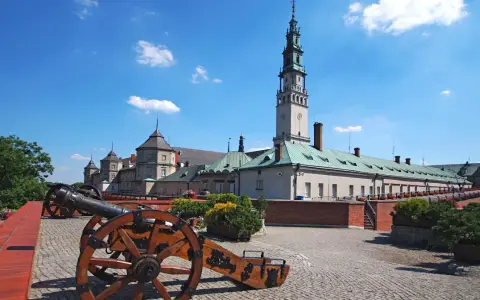 Dwa zabytkowe działa na murach obronnych Jasnej Góry, gotowe do obrony.