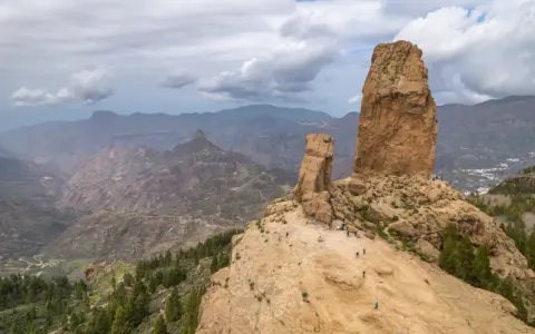 Roque Nublo, symbol Gran Canarii, to miejsce, które warto zobaczyć. Imponujące formacje skalne i widoki na góry.