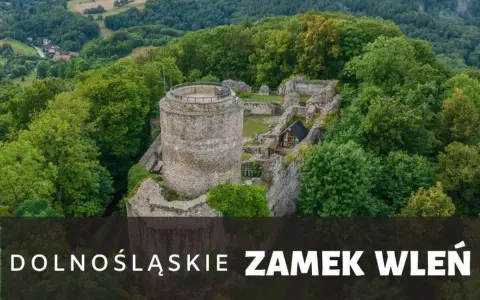 Ruiny zamku Wleń na tle zielonych wzgórz. Jak dojechać do tego malowniczego miejsca?