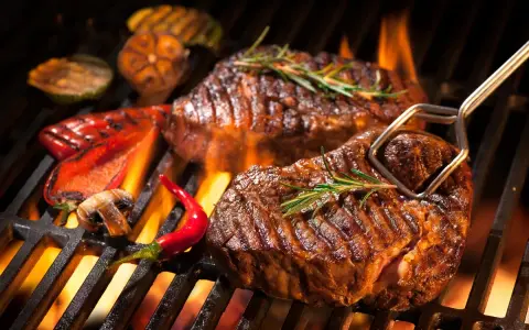 Stek na grillu: Sekrety soczystości i perfekcyjnego wysmażenia