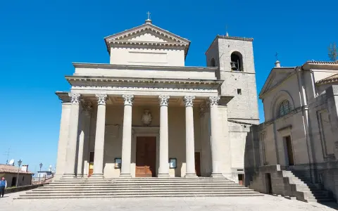 Basilica di San Marino, imponente con colonne e campanile, un luogo imperdibile per una visita a San Marino.