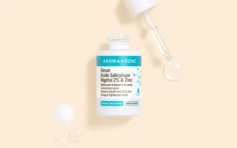 Sérum Aroma-Zone à l'acide salicylique végétal 2% & Zinc, pour désincruster et resserrer les pores. Une goutte de ce soin concentré est prête à agir.