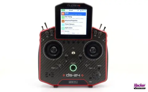Jeti DS-24 Fernsteuerung mit Carbon-Optik und Farbdisplay. Menü zeigt "Model" und "Fine Tuning" an.