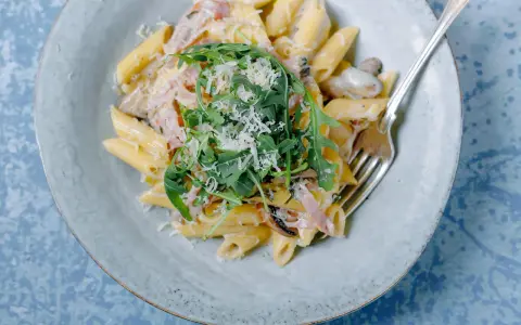 Penne z kremowym sosem, szynką i rukolą. Czy wolisz fusilli czy penne?