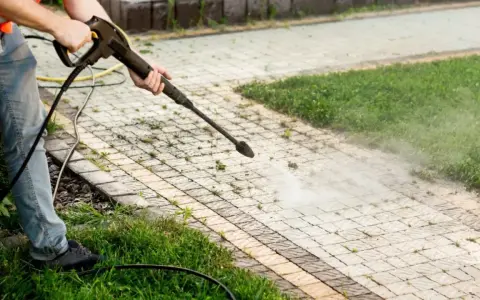 Czyszczenie żwiru w ogrodzie: Jak mieć czysto bez chwastów na lata?
