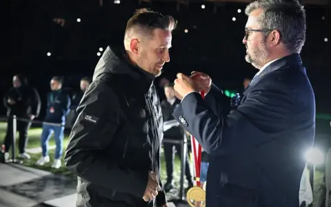 Piotr Kępa odbiera medal podczas ceremonii.